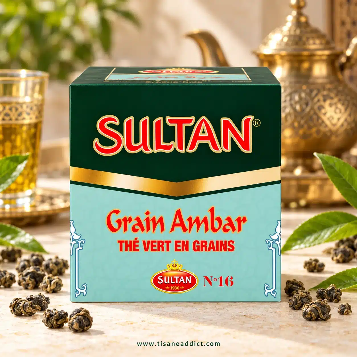 Boîte de thé vert Grain Ambar N°16 Sultan présentée de face dans un décor de thé marocain
